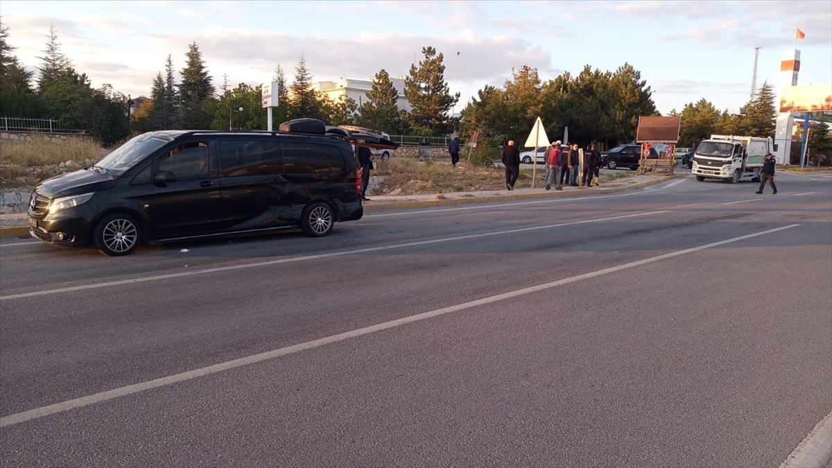 Afyonkarahisar'da otomobil ile kamyonetin çarpıştığı kazada 3 kişi yaralandı