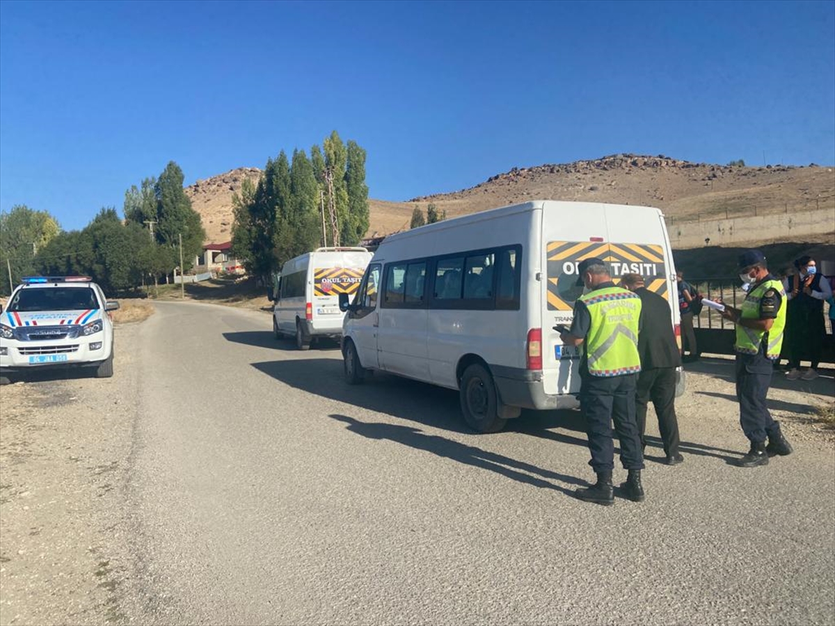 Ağrı'da jandarma ekipleri öğrenci servis araçlarını denetledi