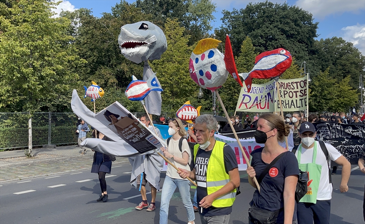 Almanya'da artan konut fiyatları Berlin'de binlerce kişi tarafından protesto edildi