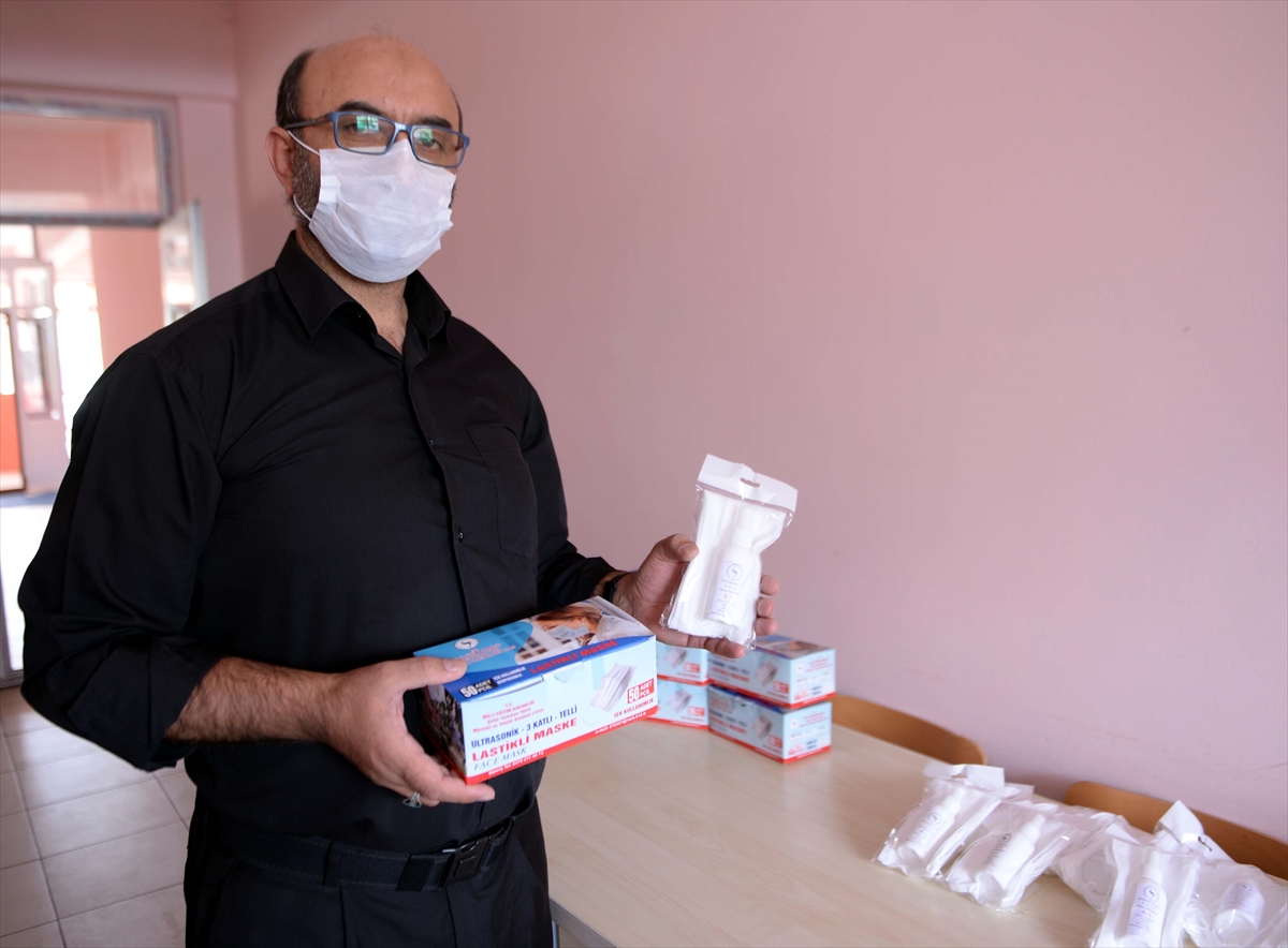 Ardahan'daki öğretmenler, meslektaşlarının ürettiği maske ve dezenfektanla ders başı yapacak