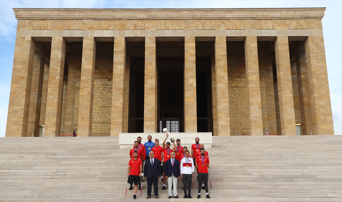 Avrupa Şampiyonu Ampute Futbol Milli Takımı, Anıtkabir'i ziyaret etti