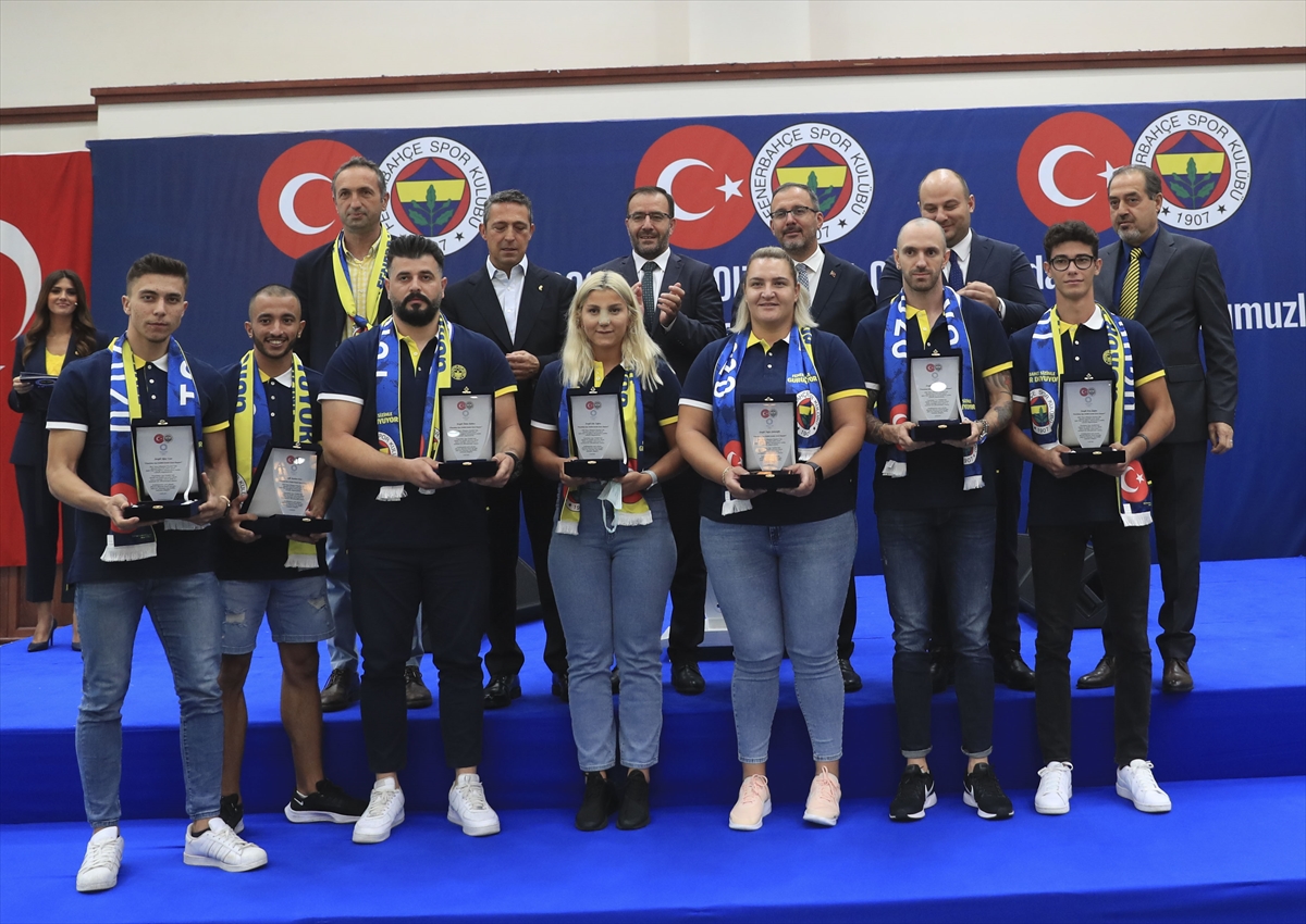 Bakan Kasapoğlu, Fenerbahçe Kulübünün olimpik sporcularla buluşma etkinliğine katıldı