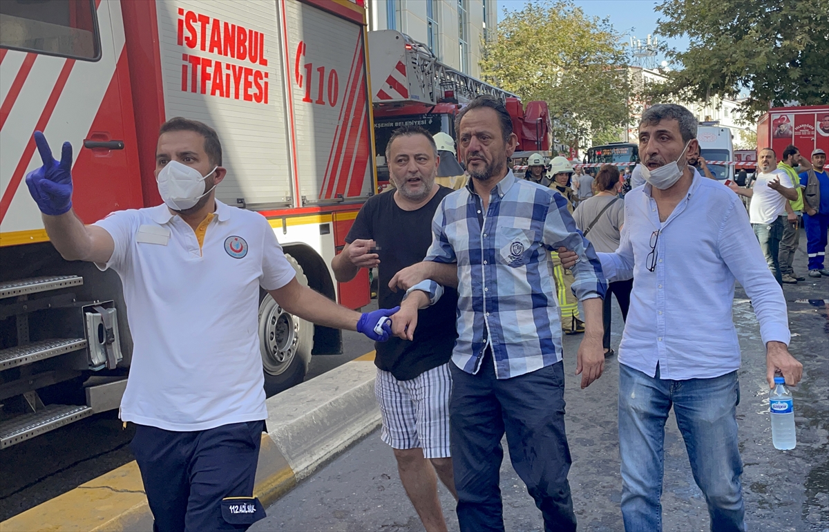 Beyoğlu'ndaki tekstil atölyesinde çıkan yangında 9 kişi dumandan etkilendi