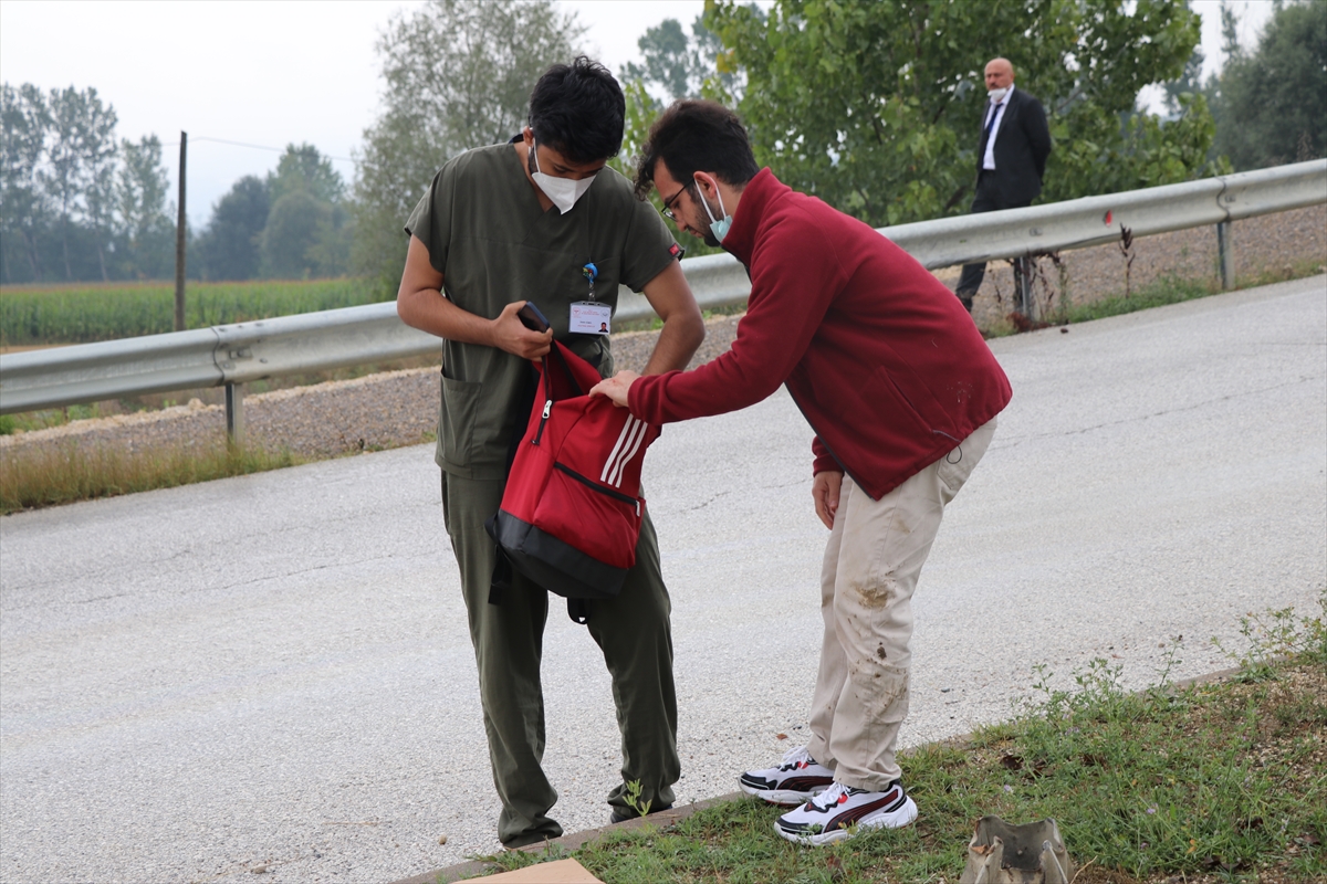 Bolu'da kaza yapan doktor, yaralı yakınına ilk müdahaleyi yaptı