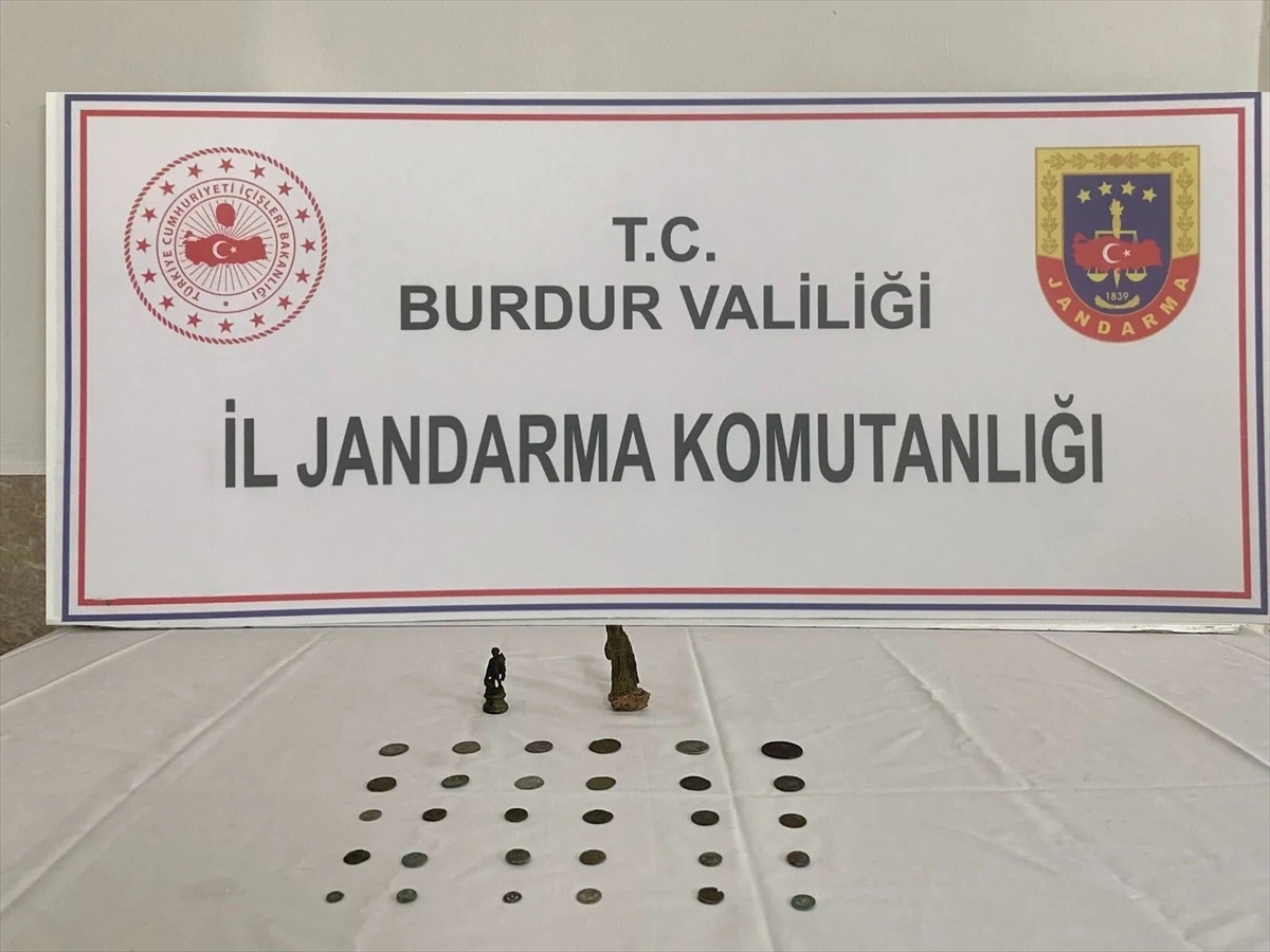 Burdur'da 30 sikke ve insan figürlü 2 obje ele geçirildi