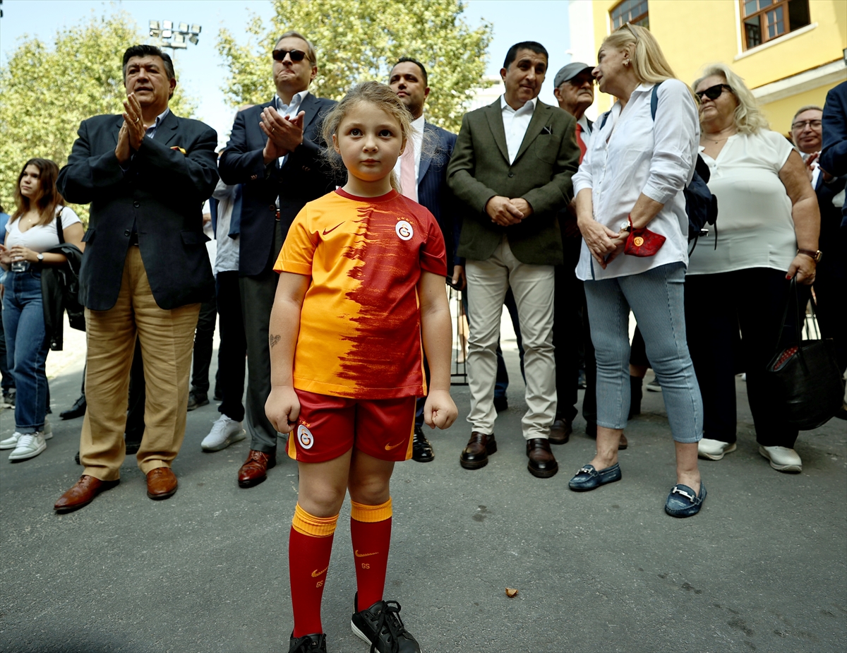 Galatasaray'da kadın futbol takımı tanıtıldı