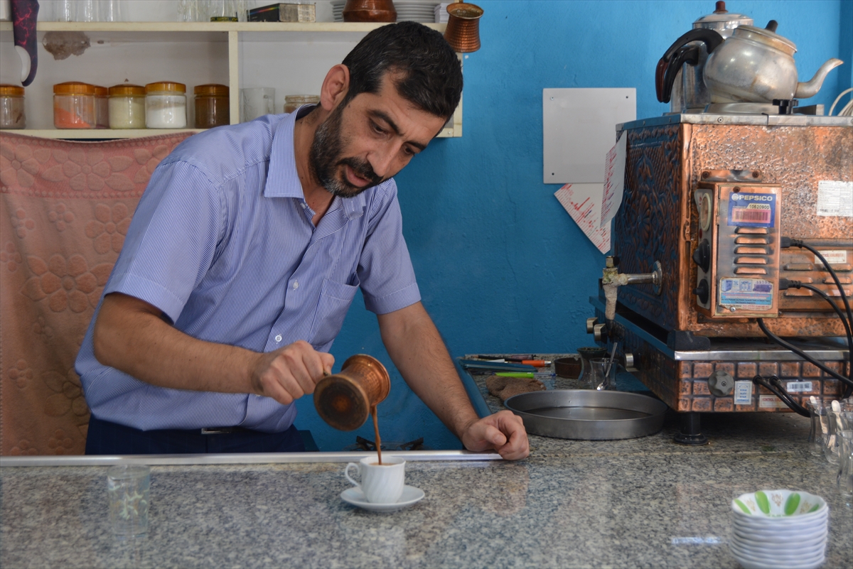 Gaziantep'te çay ocağı işletmecisinden 2 doz aşı olana Türk kahvesi ikramı