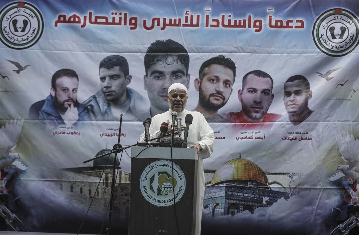 Gazzeliler Filistinli tutukluların durumuna dikkat çekmek için Kızılhaç önünde cuma namazı kıldı
