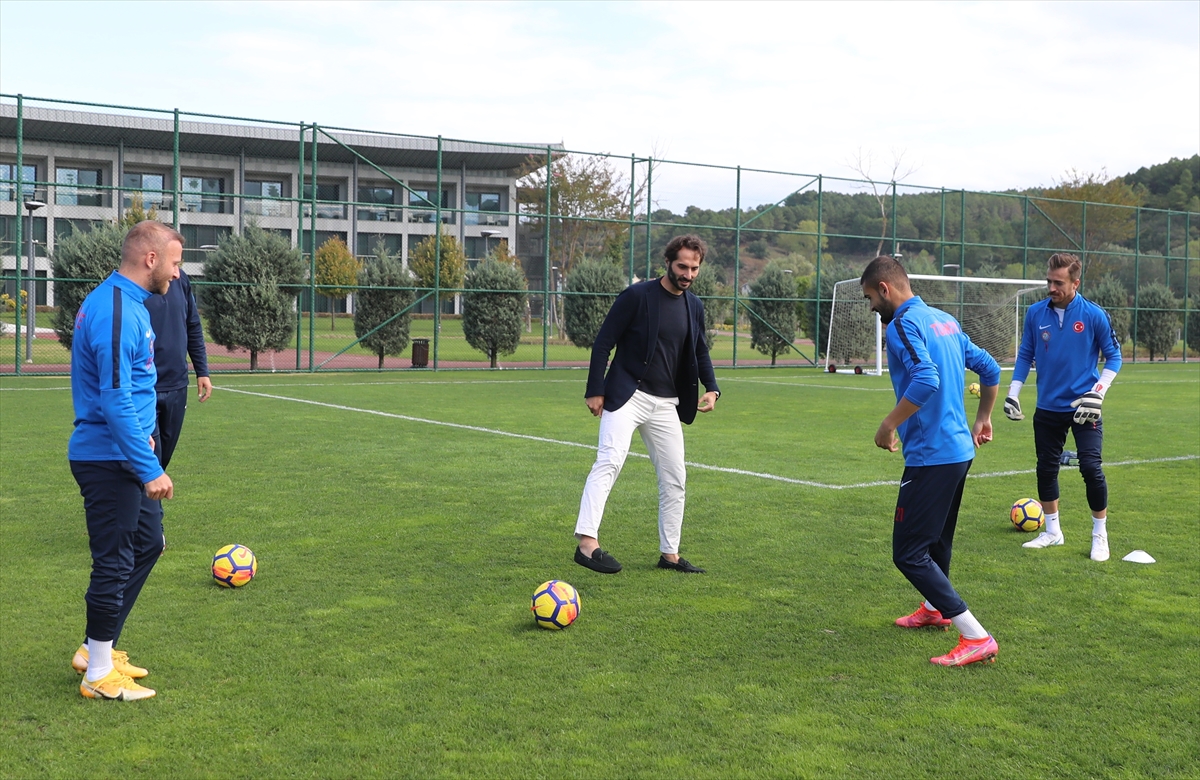 Hamit Altıntop'tan İşitme Engelliler Milli Futbol Takımı'na destek