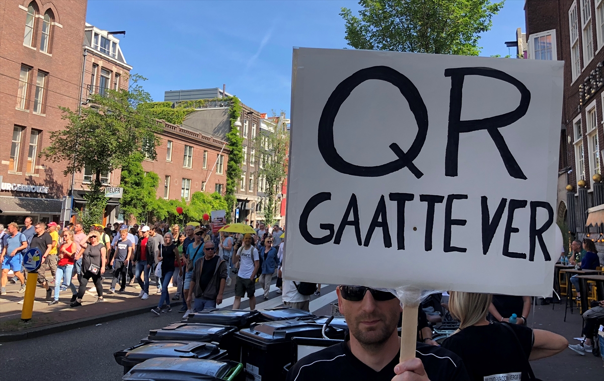 Hollanda'da binlerce gösterici aşı zorunluluğunu ve Kovid-19 önlemlerini protesto etti
