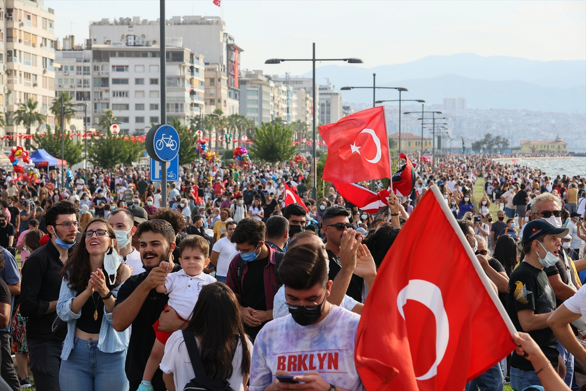 İzmir semalarında heyecan veren kurtuluş gösterisi