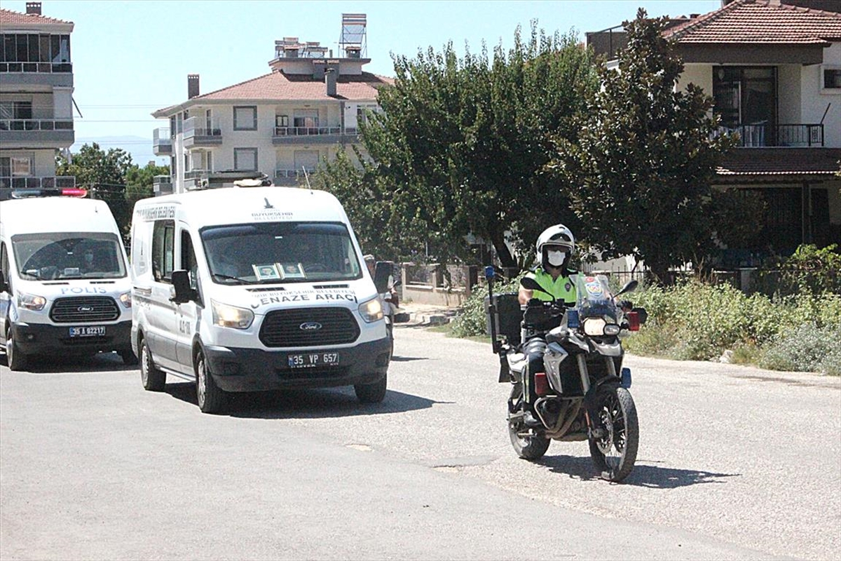 Kahramanmaraş'taki trafik kazasında ölen iki kardeş İzmir'de son yolculuklarına uğurlandı