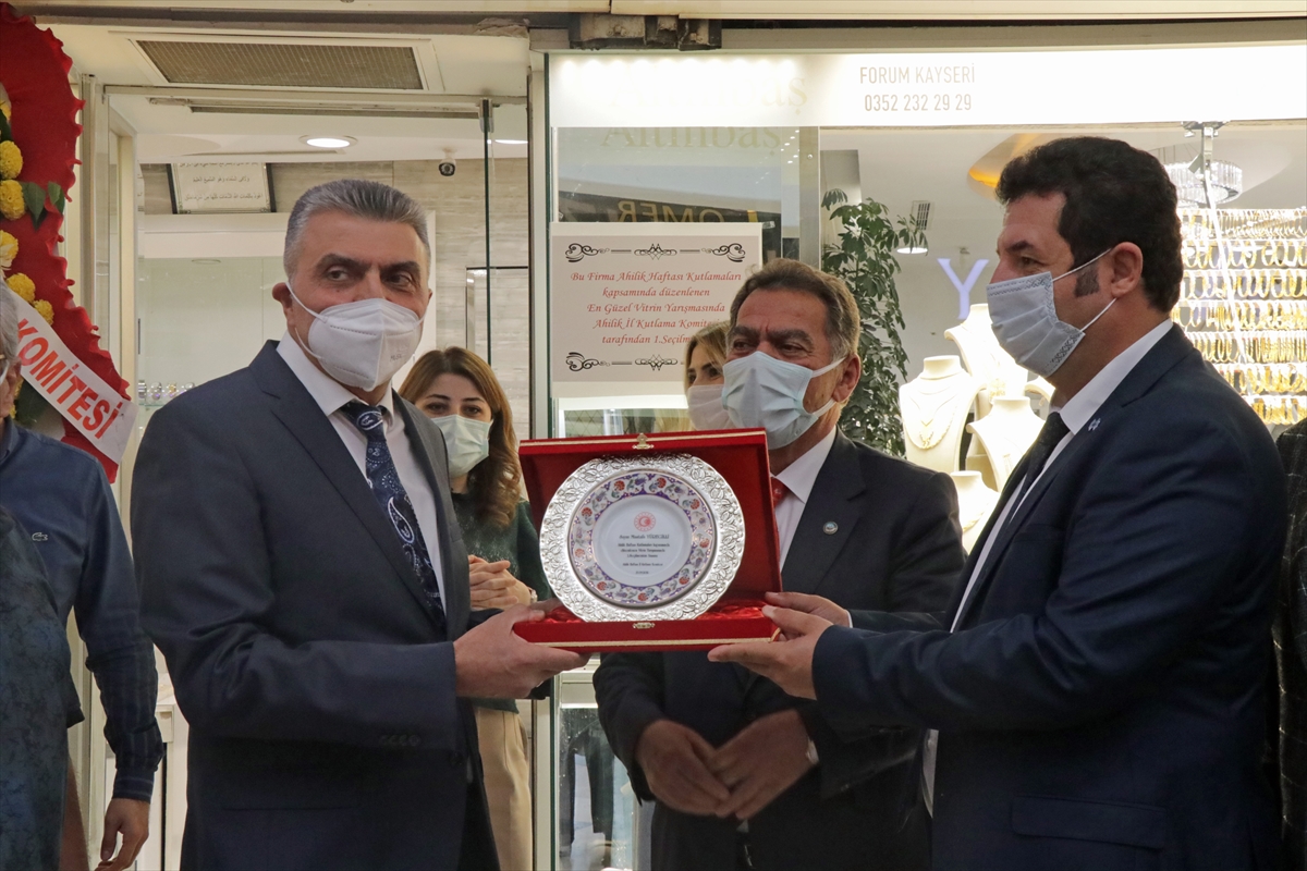 Kayseri'de en güzel vitrine sahip pastırmacı ve sarraf plaketle ödüllendirildi