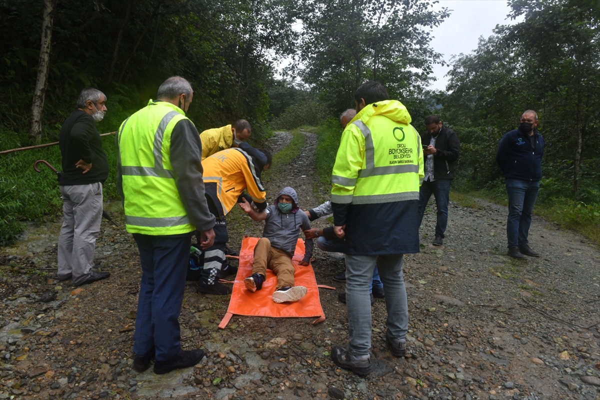 Ordu'da hastalanan kişi sedyede 2 kilometre taşınarak ambulansa alındı