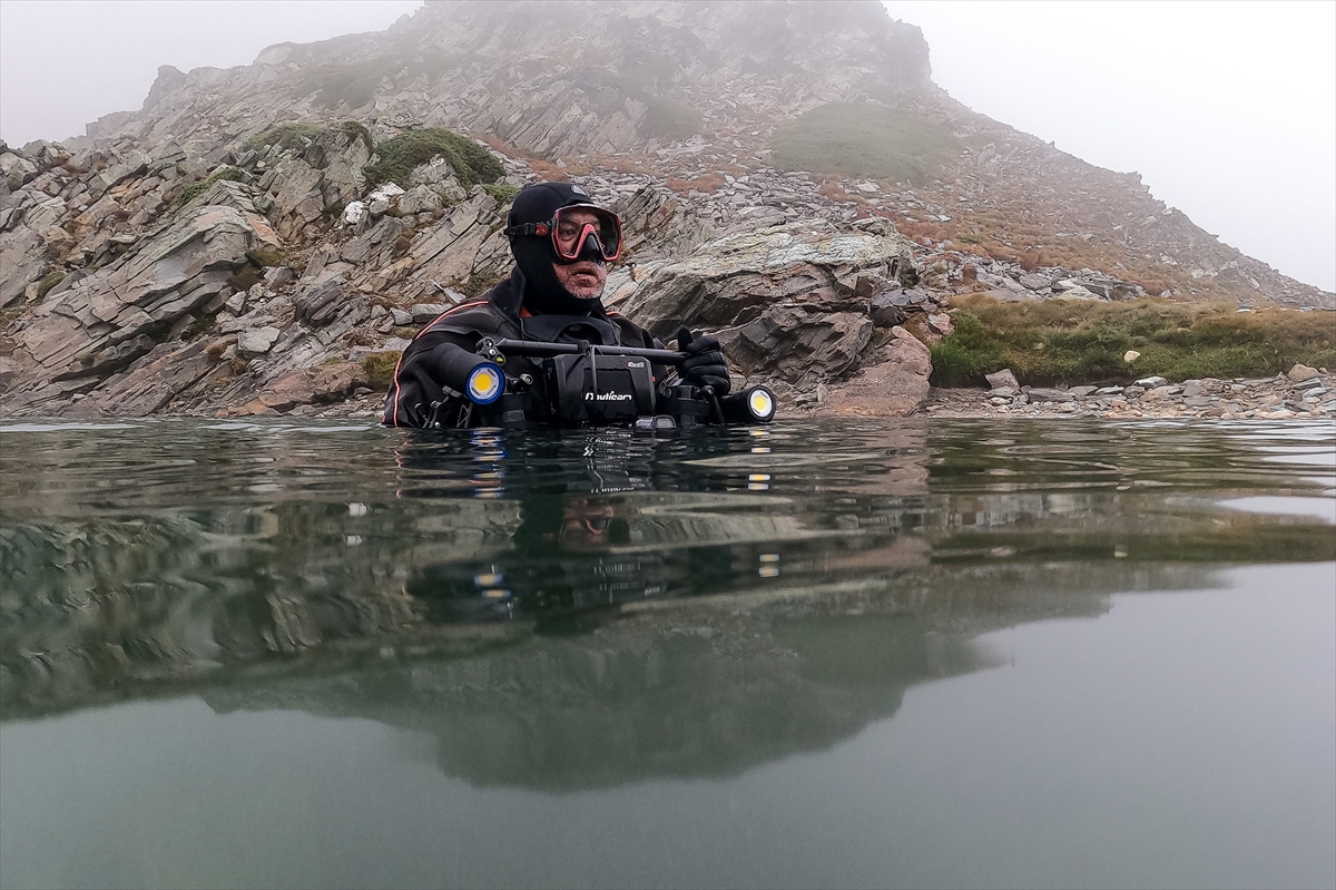 “Su Şehri Bursa” belgeseli için Uludağ zirvesindeki krater gölüne daldılar