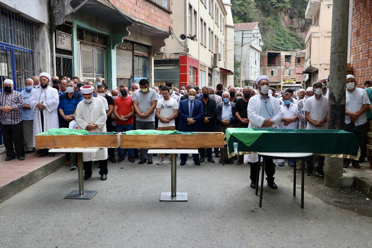 Trabzon'da babalarının tabancayla vurarak öldürdüğü 3 kız çocuğu son yolculuklarına uğurlandı