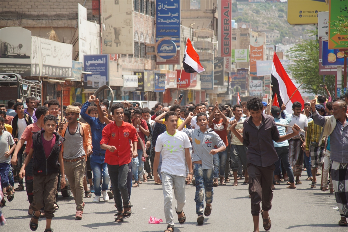 Yemen'de halk yerel para birimindeki aşırı değer kaybı nedeniyle hükümete tepki gösterdi