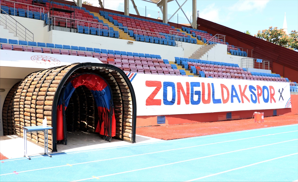 Zonguldak'ta futbolcular, 2. Lig maçına maden ocaklarının girişini andıran tünellerden geçerek çıktı