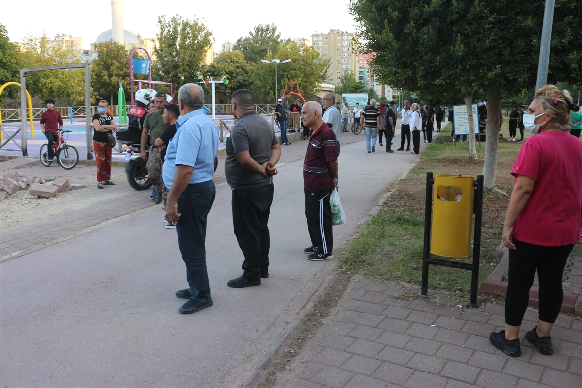 Adana'da taciz iddiasıyla darbedilmek istenen şüpheli emniyete götürüldü