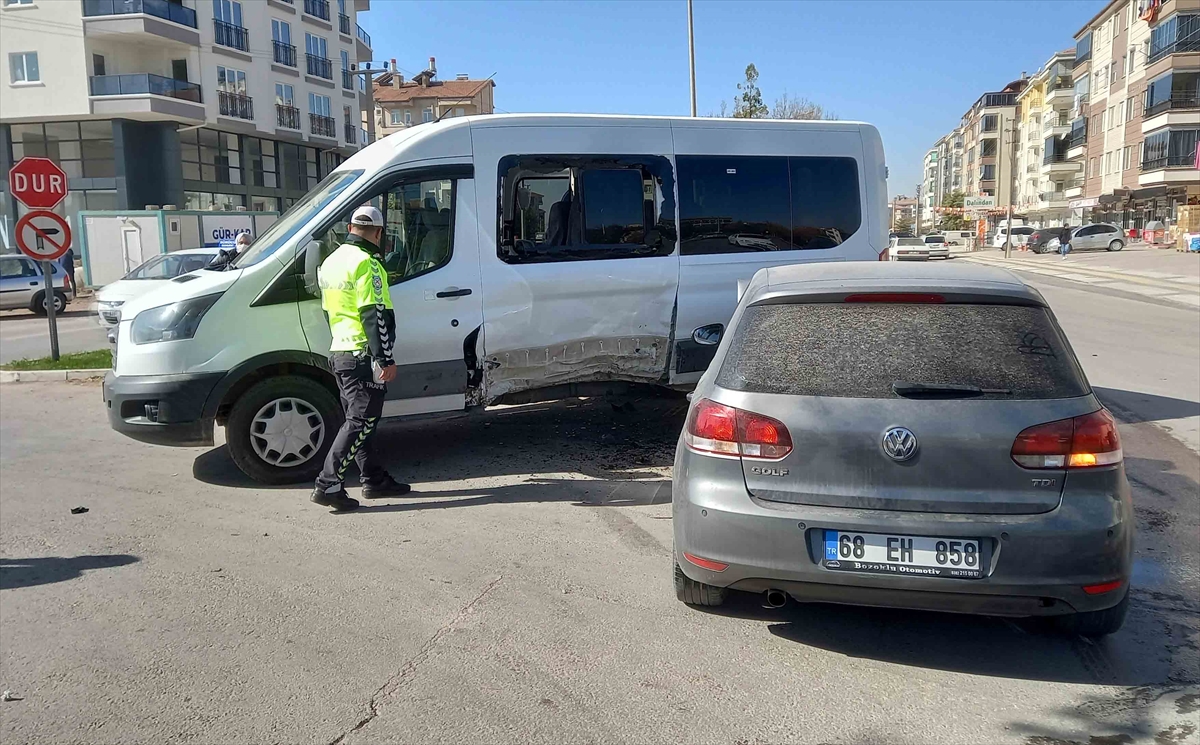 Aksaray'da öğrenci servisiyle otomobil çarpıştı, 7'si öğrenci 10 kişi yaralandı