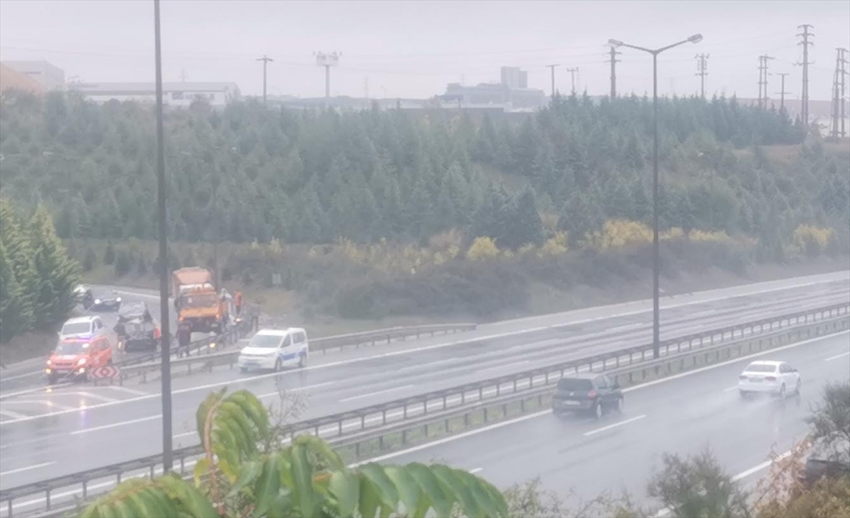 Anadolu Otoyolu'ndan bağlantı yoluna devrilen otomobildeki 2 kişi yaralandı