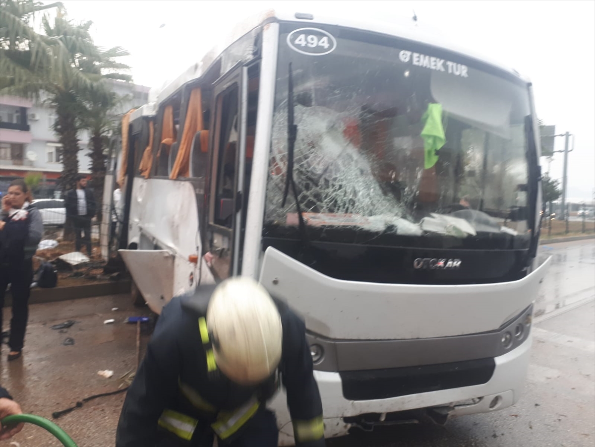 Antalya'da devrilen tur midibüsündeki 8 turist yaralandı