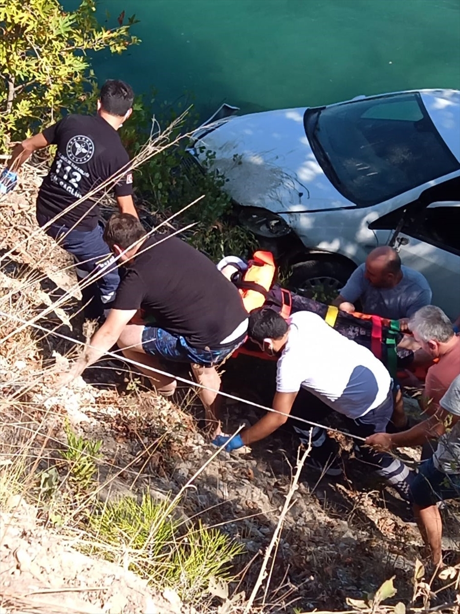 Antalya'da ırmağa düşen otomobildeki 2 kişi yaralandı