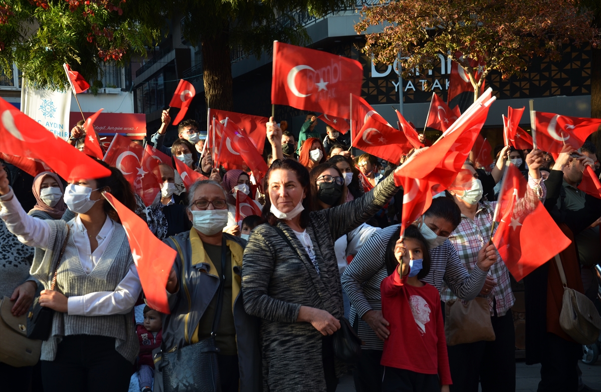 Aydın’da 500 metre uzunluğundaki Türk bayrağıyla kortej yürüyüşü yapıldı