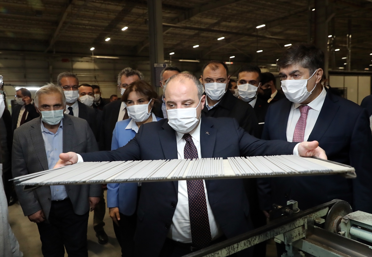 Bakan Varank, Sakarya'da ziyaret ettiği fabrikada kaynak yaptı