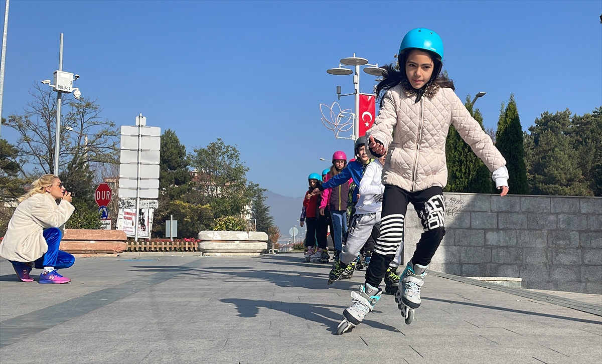 Bolu'da kayakçılar tekerlekli patenle antrenman yapıyor