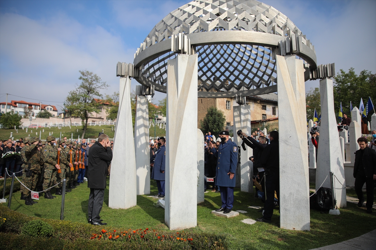 Bosna Hersek'in ilk Cumhurbaşkanı İzetbegoviç, vefatının 18. yılında kabri başında anıldı