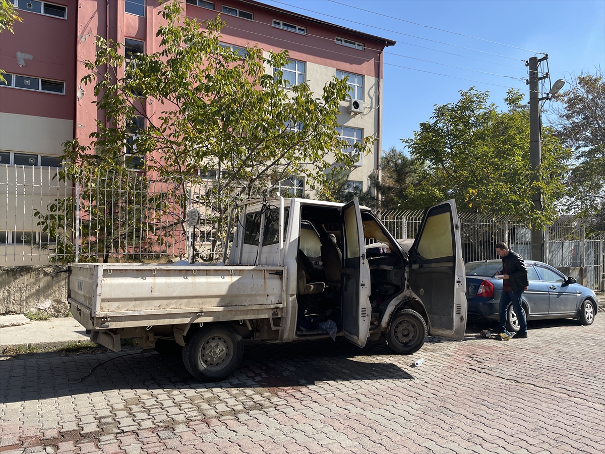 Edirne'de park halindeyken yanan kamyonet kullanılamaz hale geldi