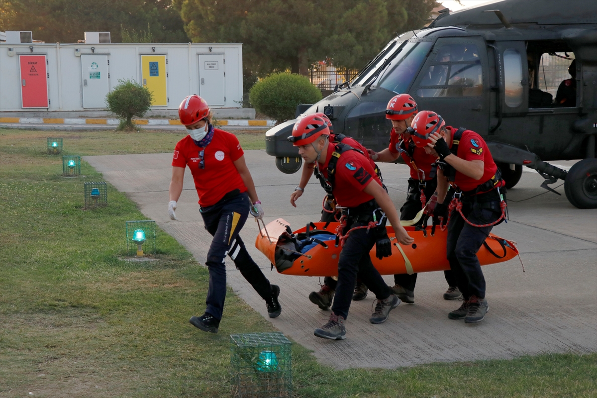 Fethiye'de kayalıklara düşen yamaç paraşütçüsü helikopterle kurtarıldı