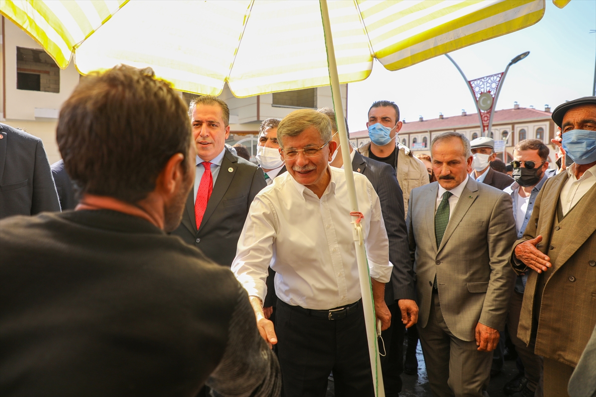 Gelecek Partisi Genel Başkanı Davutoğlu Van'da esnafı ziyaret etti