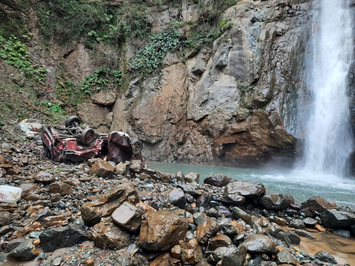 Giresun'da dereye düşen aracın sürücüsü hayatını kaybetti