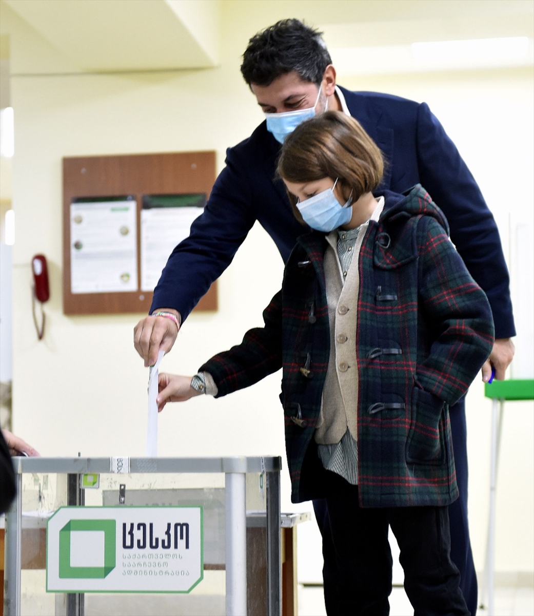 Gürcü halkı yerel seçimlerin ikinci turu için sandık başına gitti