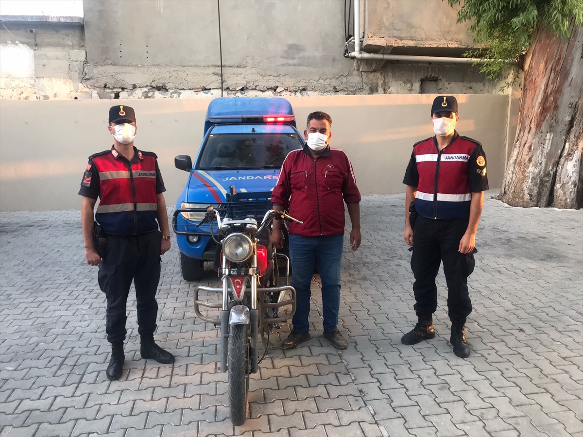 Hatay'da 7 yıl önce çalınan motosikleti jandarma bularak sahibine teslim etti