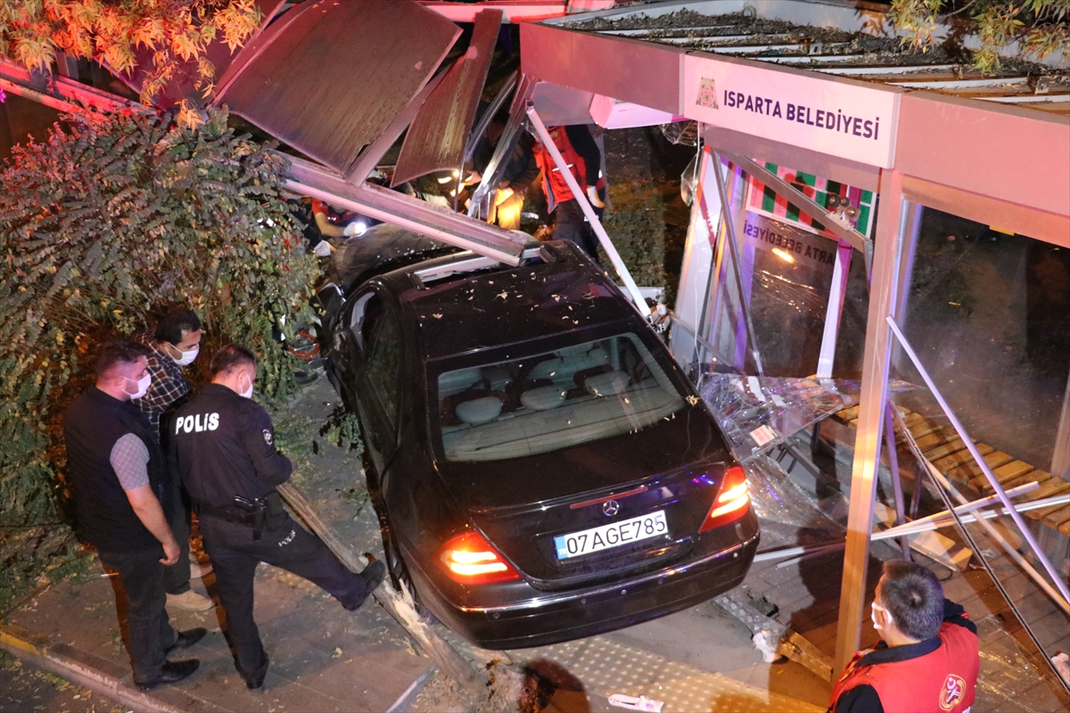 Isparta'da otomobilin otobüs durağına çarptığı kazada 5 kişi yaralandı