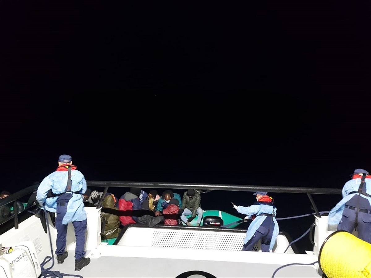 İzmir açıklarında Türk kara sularına geri itilen 55 düzensiz göçmen kurtarıldı