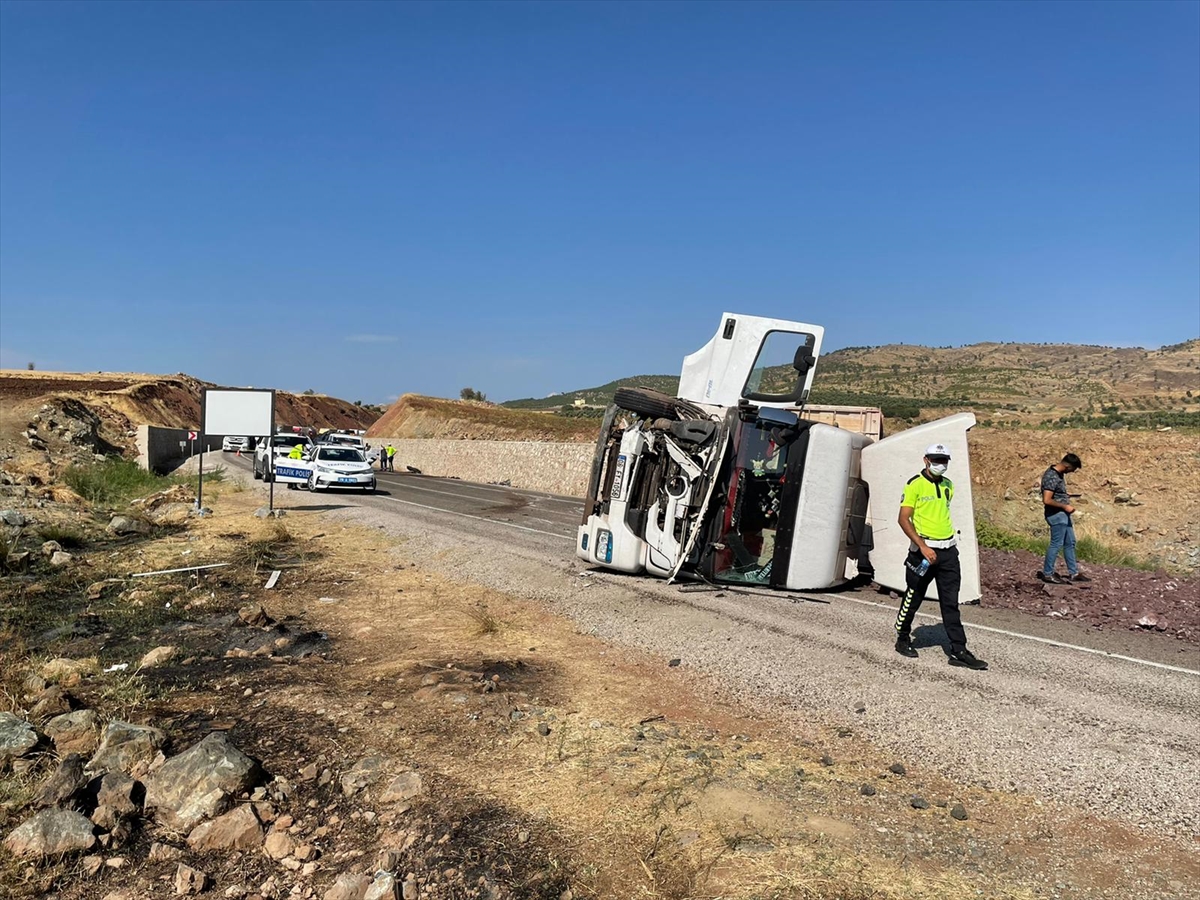 Kilis'te tır ile otomobilin çarpışması sonucu 4 kişi yaşamını yitirdi