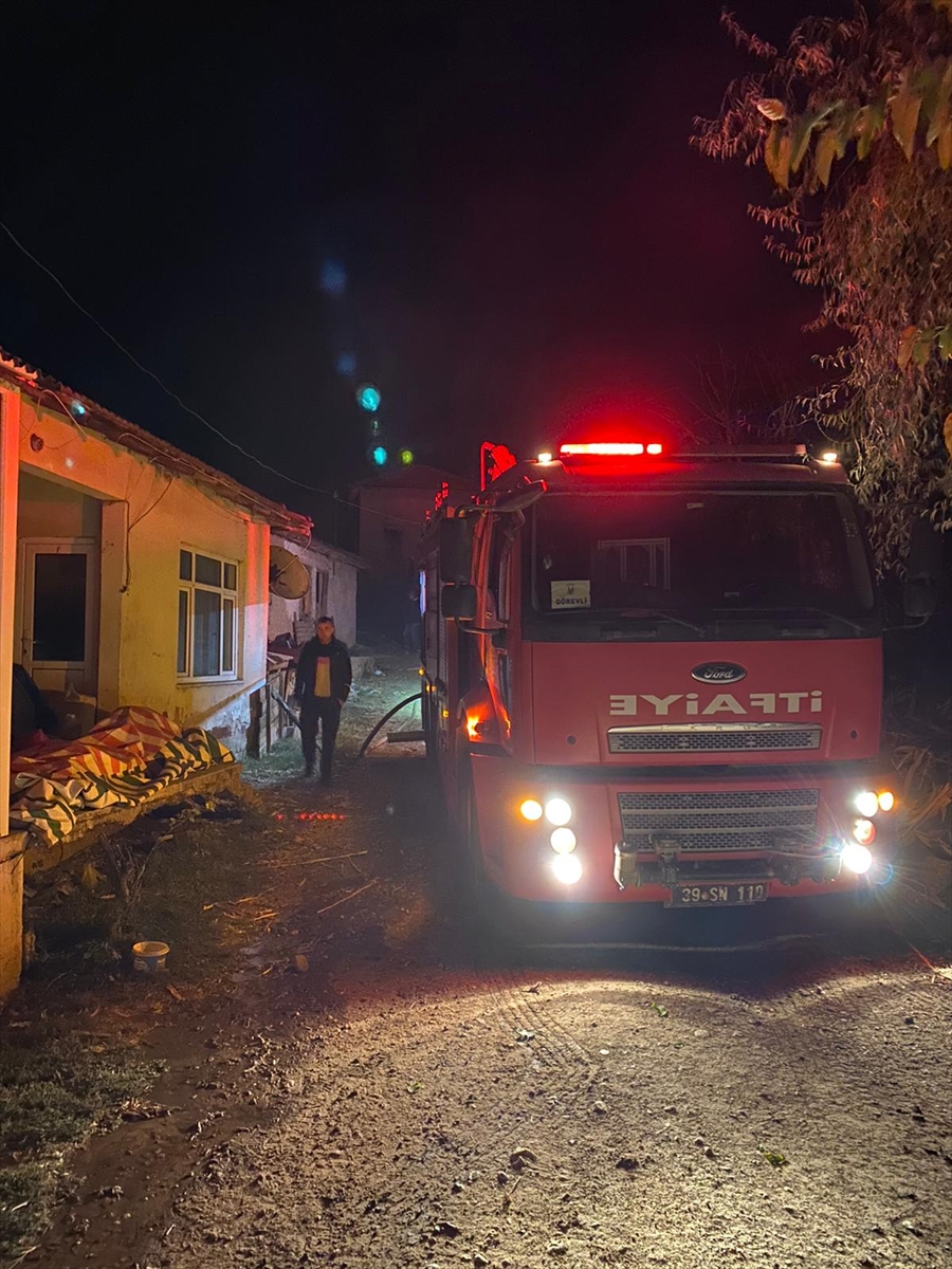 Kırklareli'nde salça hazırlamak için yakılan ateş iki evin yanmasına neden oldu