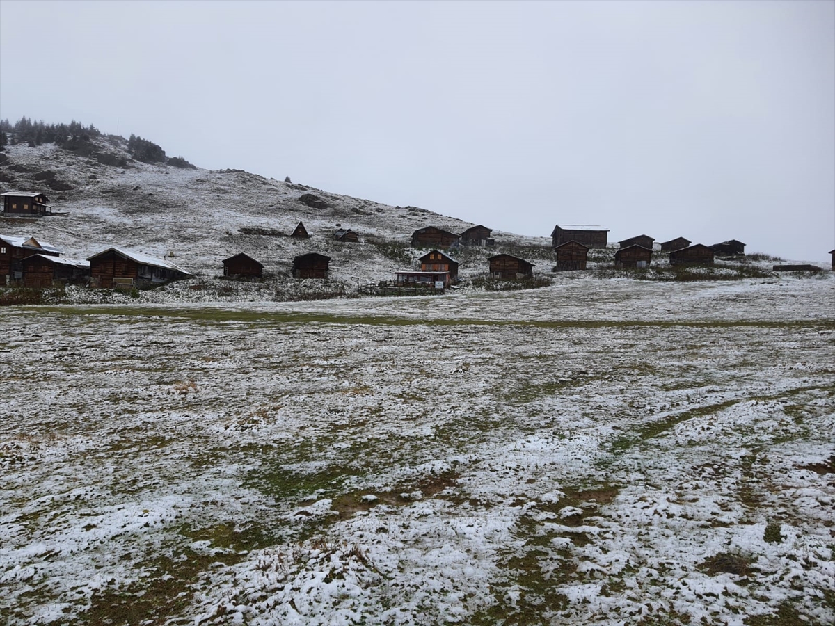 Rize'nin yüksek kesimlerinde kar yağışı etkili oldu