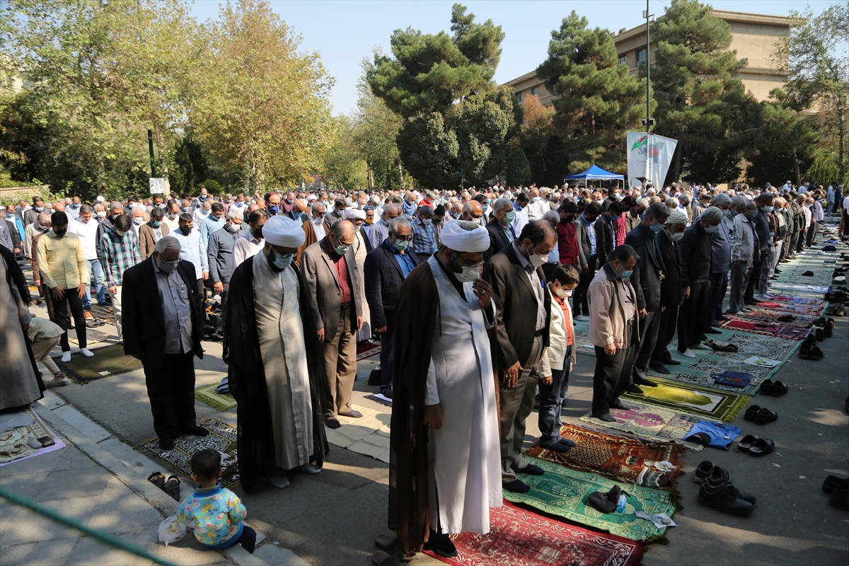 Tahran'da yaklaşık 2 yıl sonra ilk cuma namazı kılındı