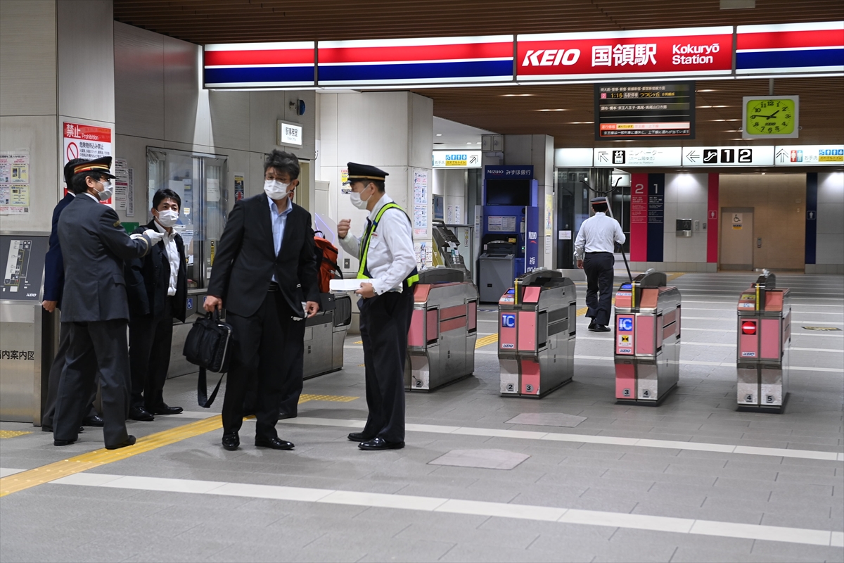 Tokyo'da trende yolculara bıçakla saldıran adam vagonu ateşe verdi