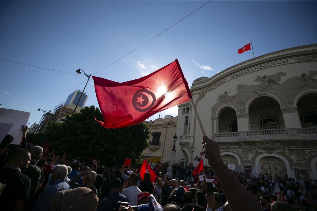 Tunus’ta Cumhurbaşkanı Kays Said'in “olağanüstü yetki kararları” protesto ediliyor