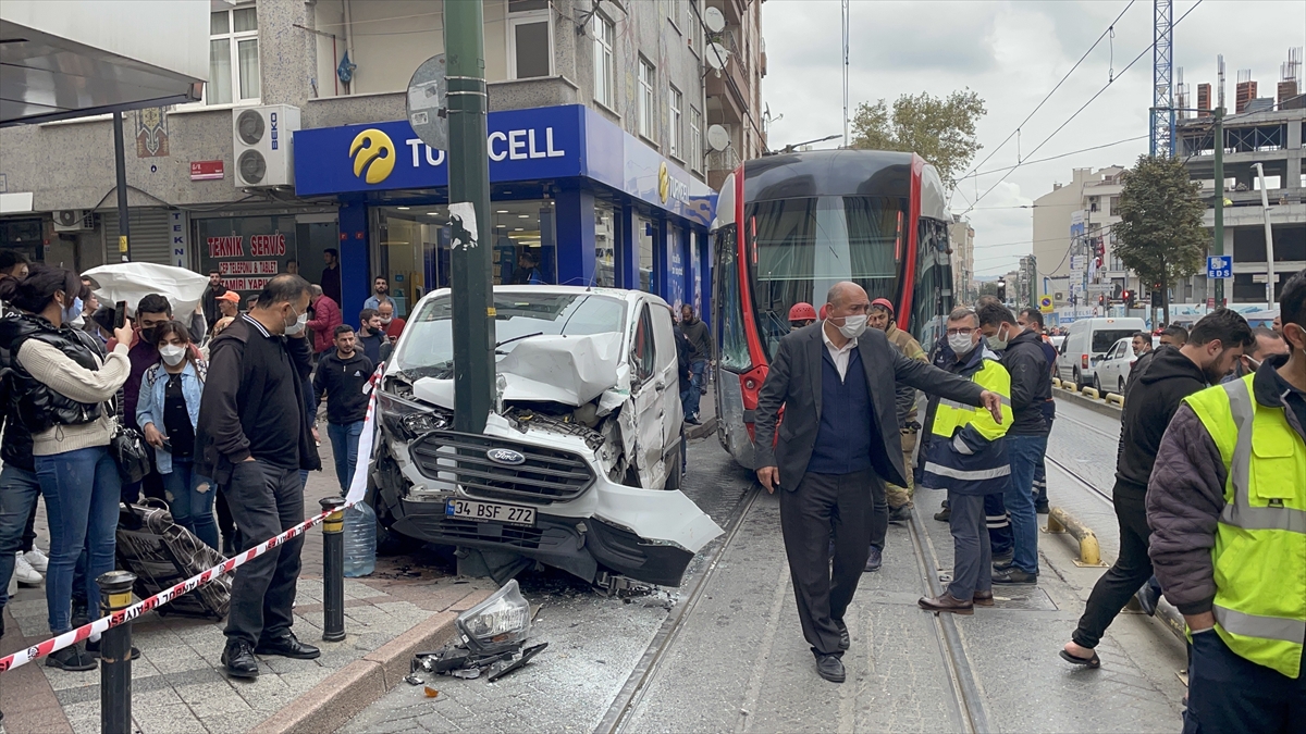 GÜNCELLEME – Zeytinburnu'nda panelvan ile tramvay çarpıştı