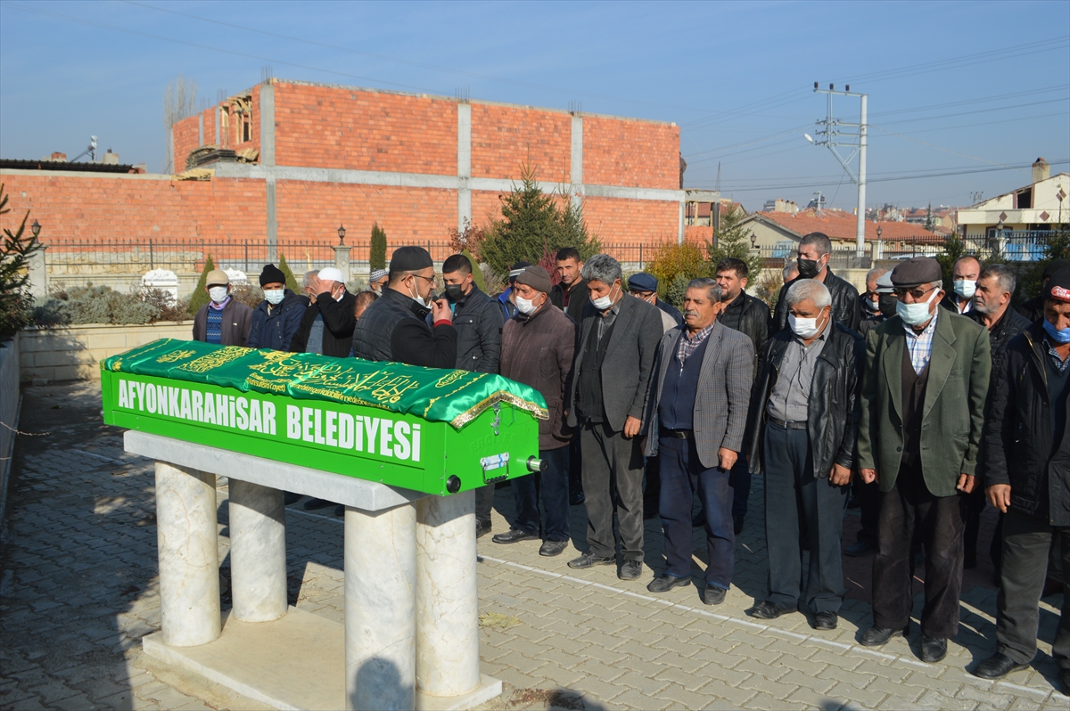 Afyonkarahisar'da 4 kişinin öldüğü otomobilden yaralı kurtulduktan sonra hastanede yaşamını yitiren genç toprağa verildi