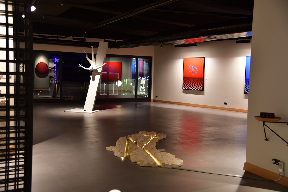 Akfen Holding'in sanat alanı Loft Art, Humano sergisiyle kapılarını açtı