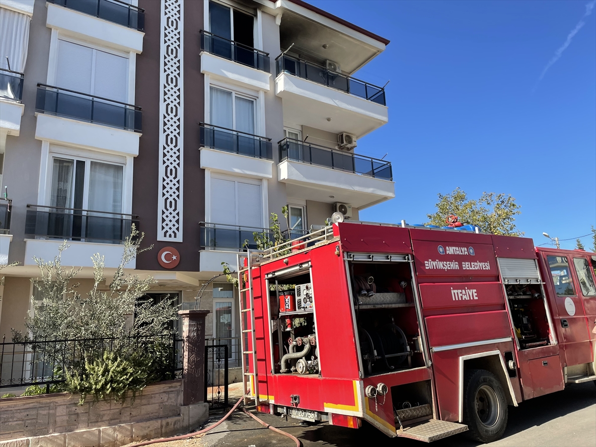 Antalya'da bir kadın evlerinde çıkan yangında mahsur kalan iki torununu kurtardı