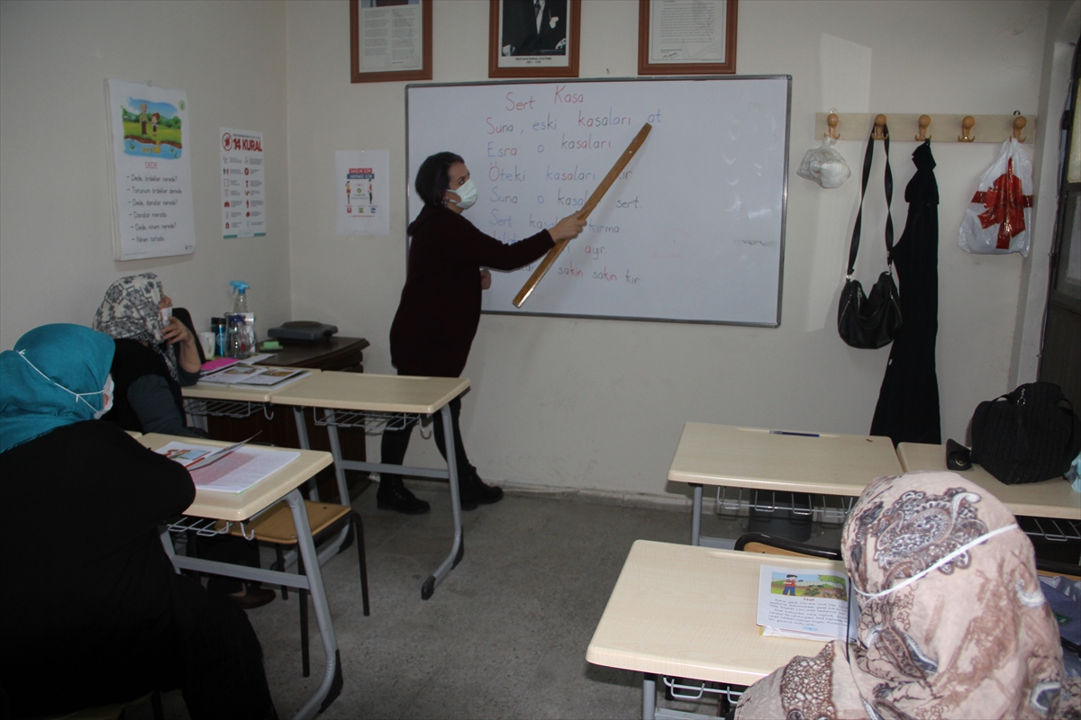 Aydın'da okuma yazma öğrenen kadınlar azimleriyle örnek oluyor